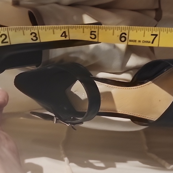 Size 7.5  6 inch platform sandles in fantastic condition . - Picture 3 of 8